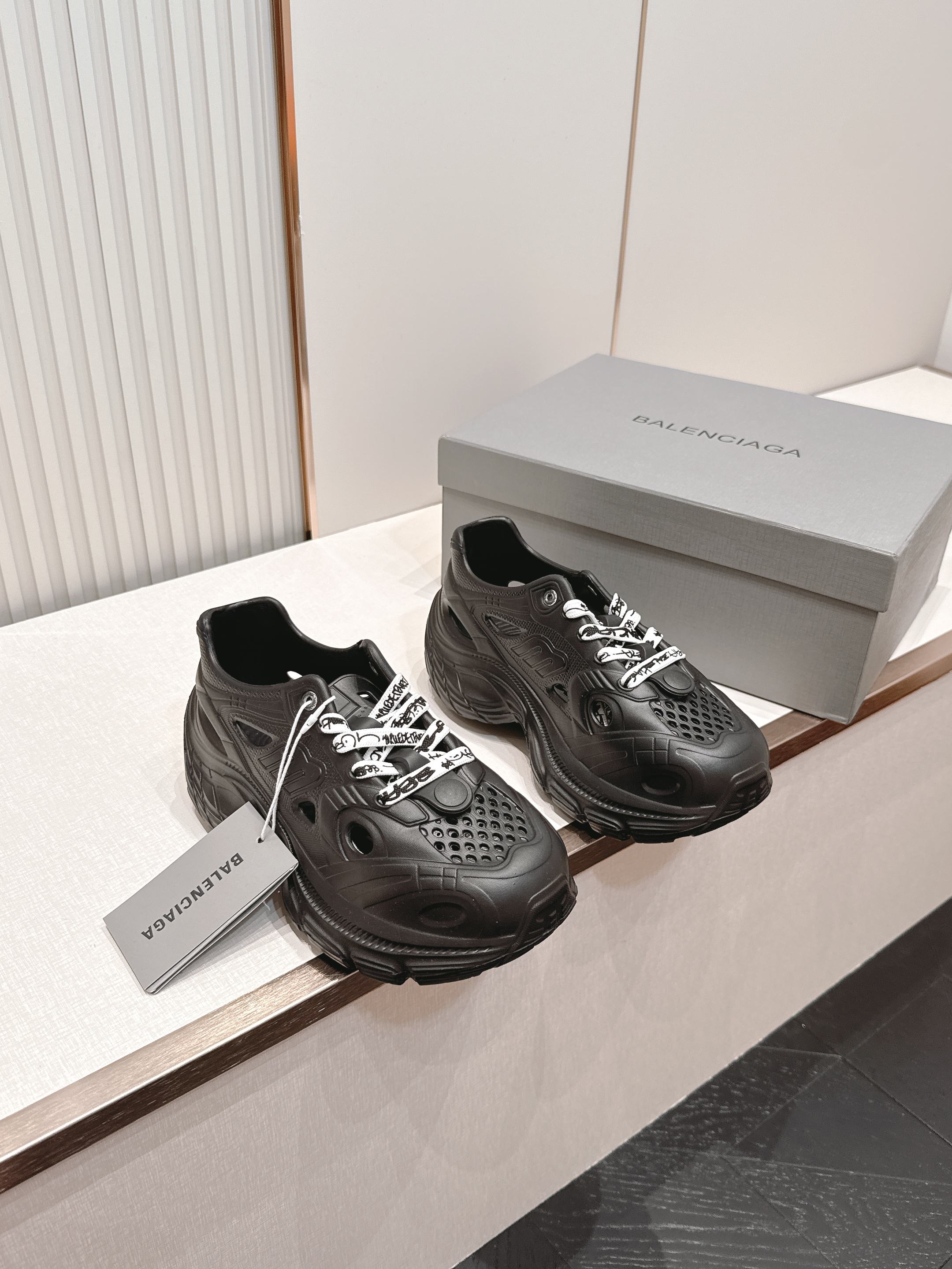 896 발렌 BAL CROCS 콜라보 펀칭 슈즈